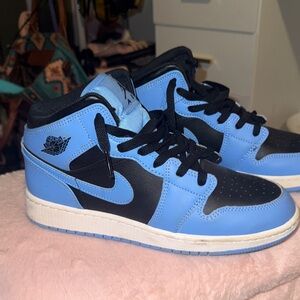 Jordan womens Mid-Top Sneakers in Black and Light Blue